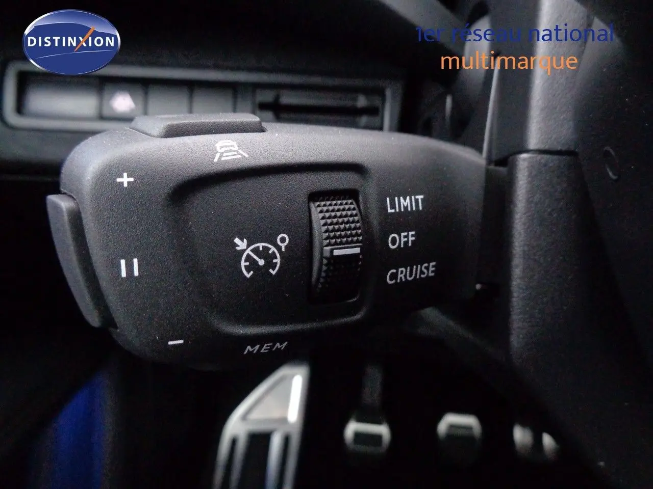 Gros plan sur la commande de régulateur de vitesse du Peugeot 3008 noir perle métal, intérieur côté conducteur.
