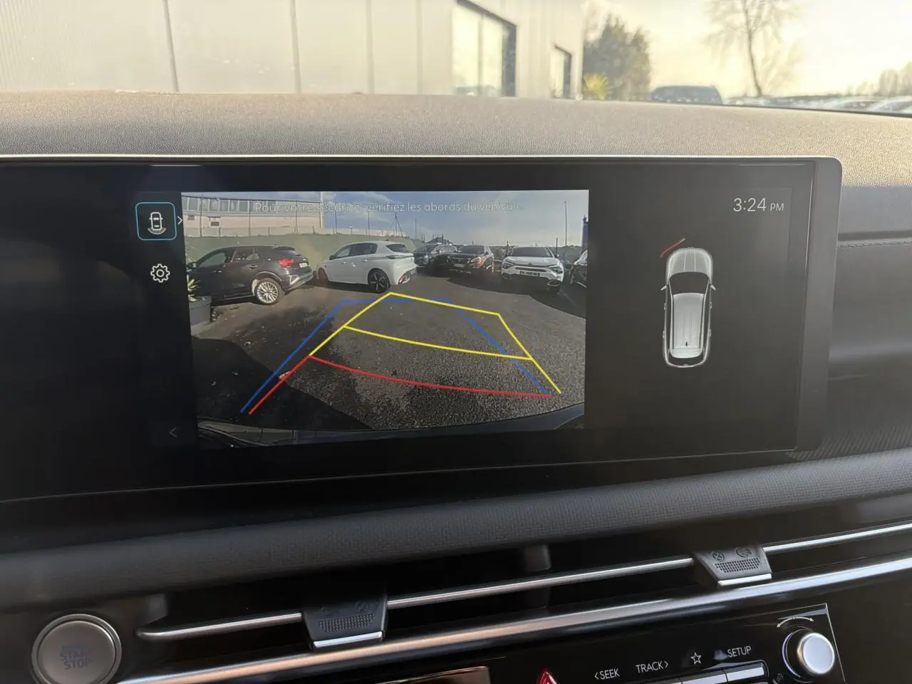 Vue de l'écran multimédia du Hyundai Tucson 2025 montrant la caméra de recul avec lignes de guidage colorées.