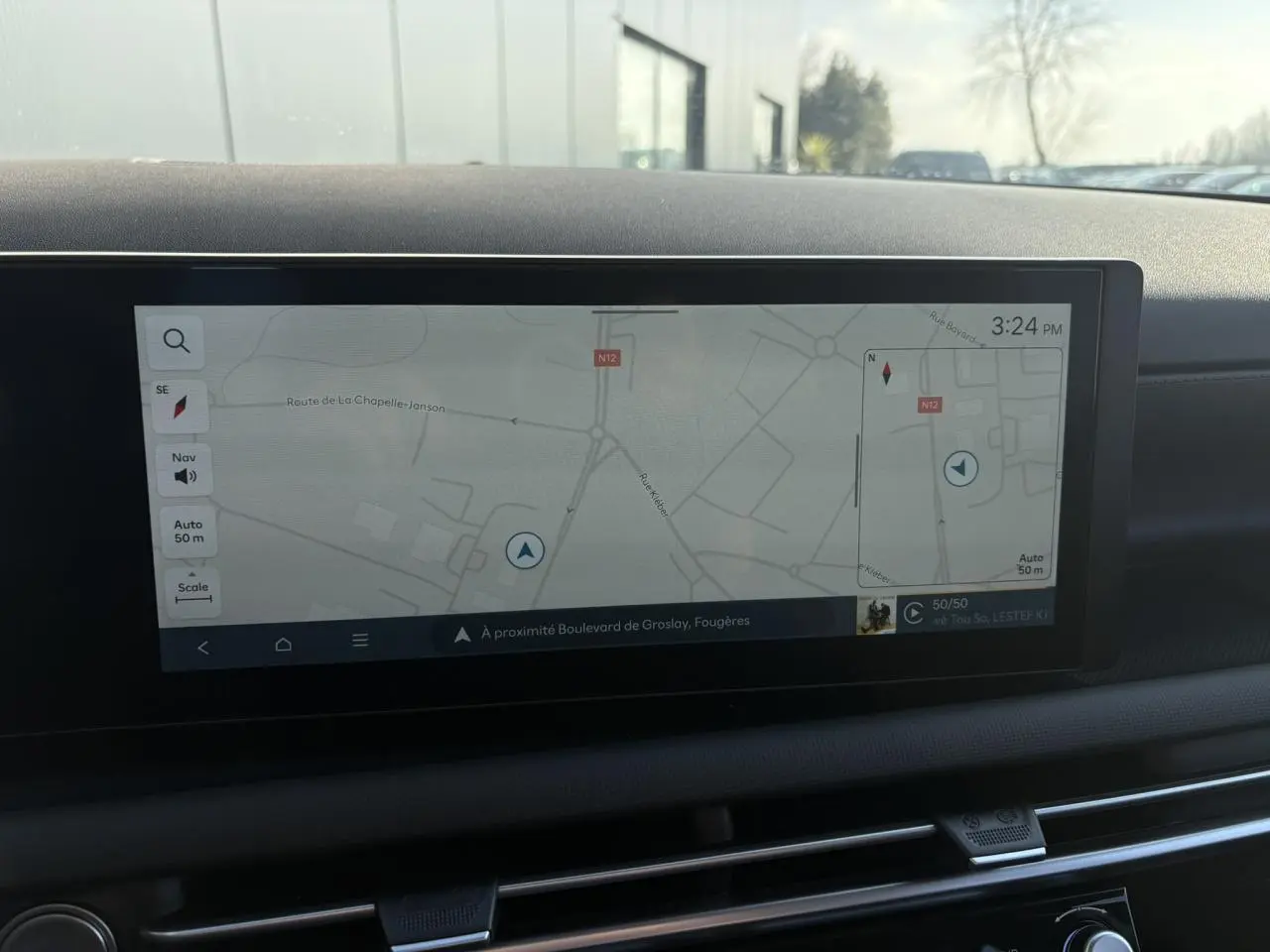 Écran tactile 12,3 pouces du Hyundai Tucson 2025 affichant la navigation GPS en intérieur voiture.