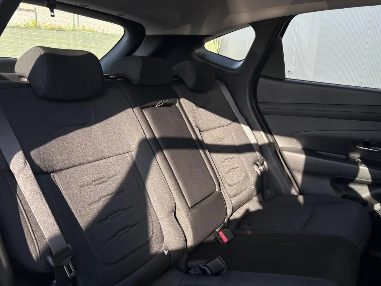 Banquette arrière noire vue côté droit dans l'habitacle du Hyundai Tucson 2025 Cypress Green.