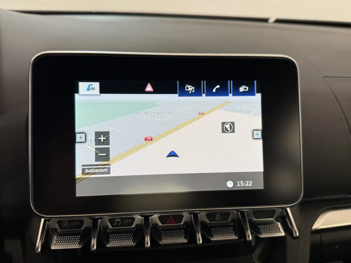 Écran tactile central affichant la navigation 3D dans l'habitacle de l'Alpine A110 Legende 2019.
