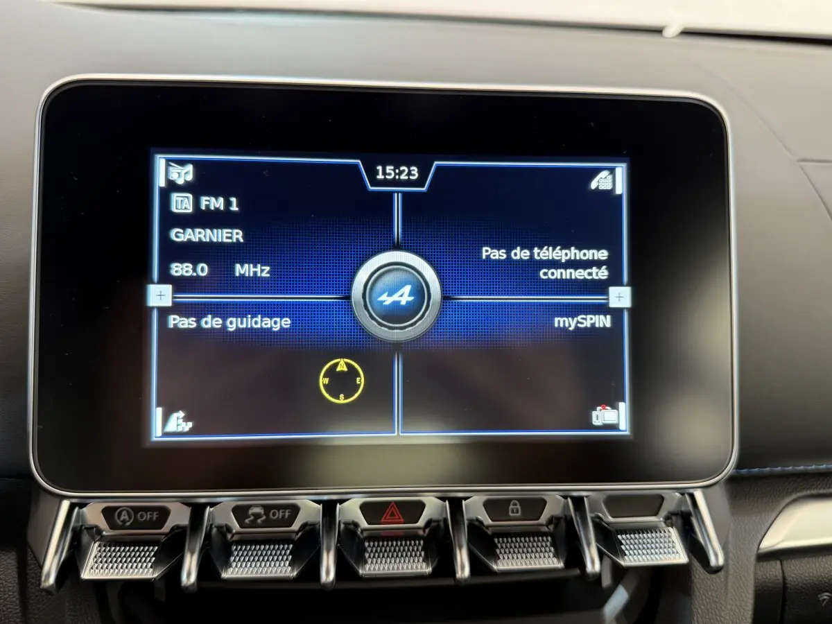Écran tactile central affichant la radio et navigation dans l'habitacle de l'Alpine A110 Légende 2019.