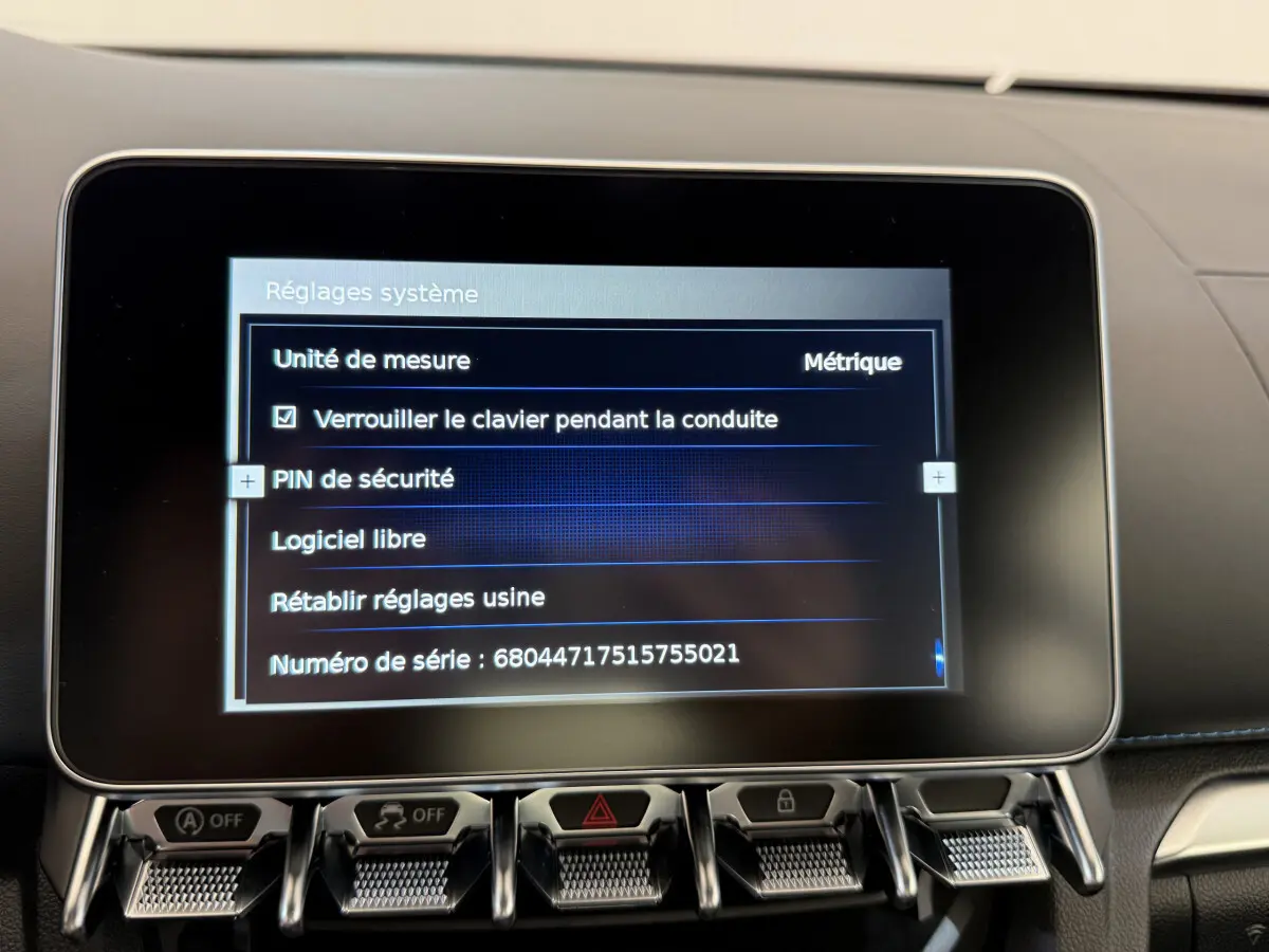 Écran tactile central affichant les réglages système dans l'habitacle de l'Alpine A110 Légende 2019.