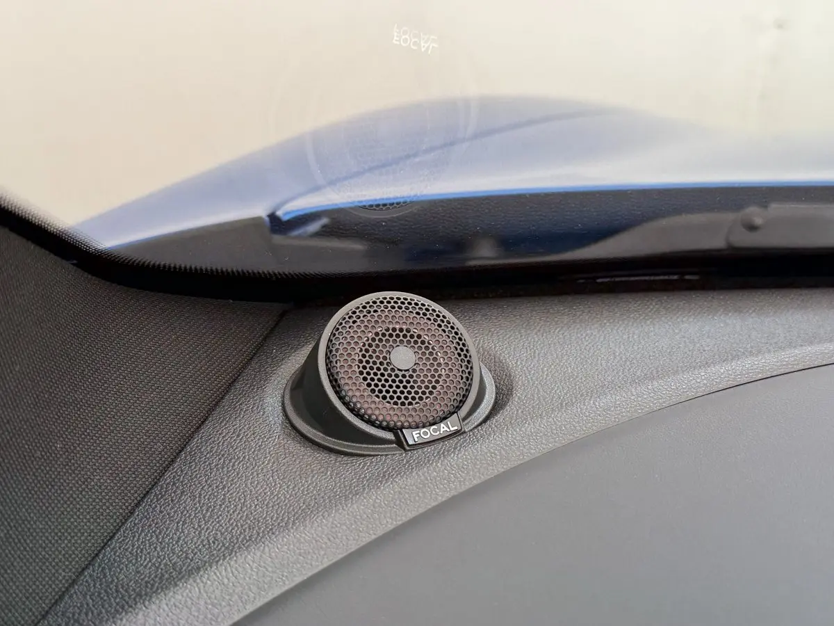 Gros plan sur le haut-parleur Focal intégré au tableau de bord d'une Alpine A110 Legende bleu 2019.