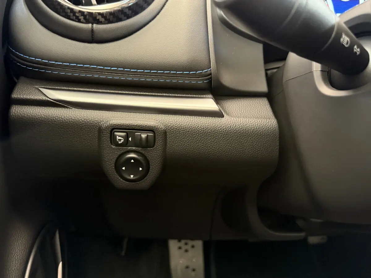 Détail des commandes de réglage des rétroviseurs côté gauche dans l'habitacle noir de l'Alpine A110 Legende 2019.