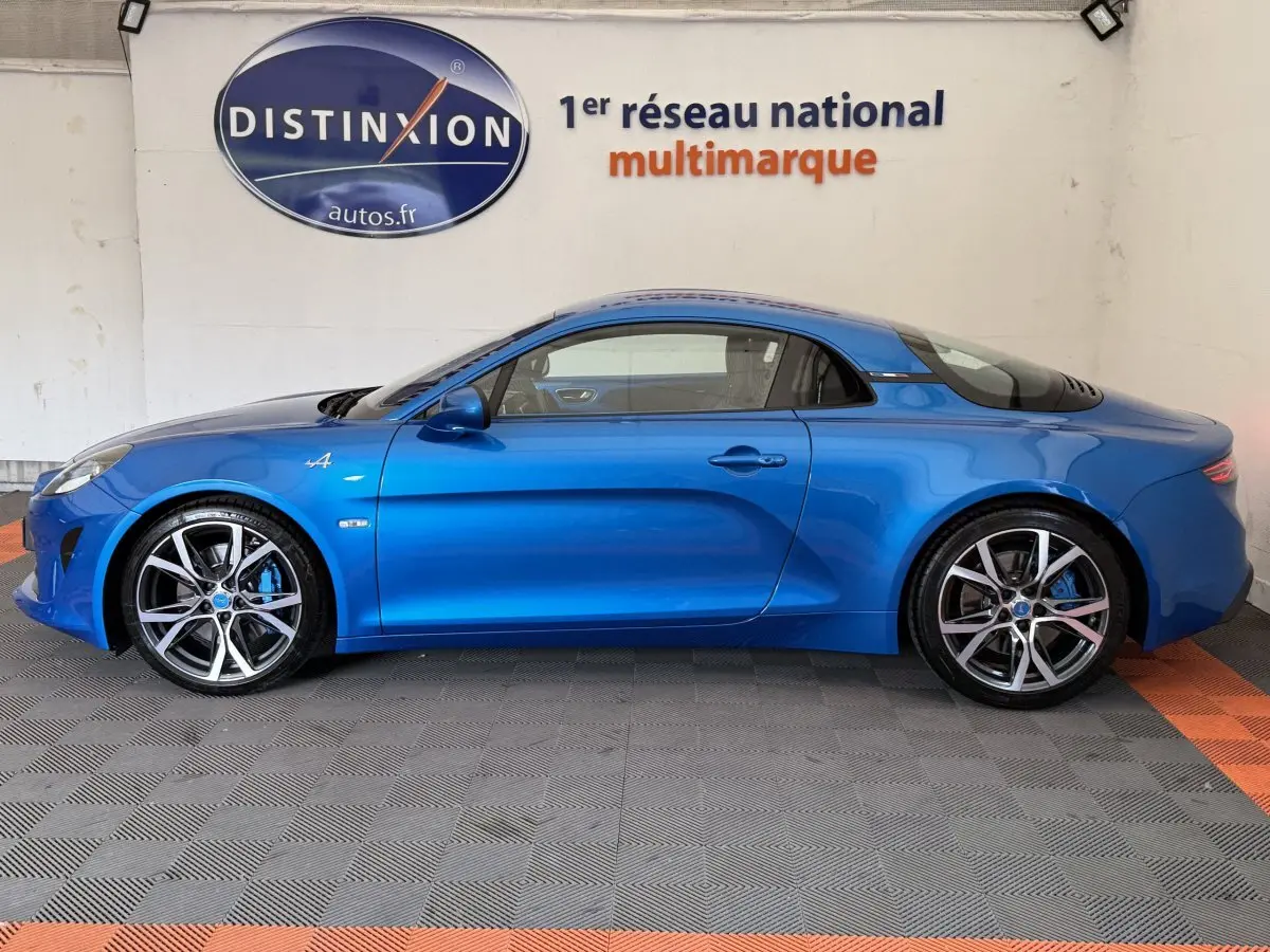 Profil côté gauche d'une Alpine A110 Légende bleu 2019 avec jantes alliage et logo distinctif sur l'aile avant.