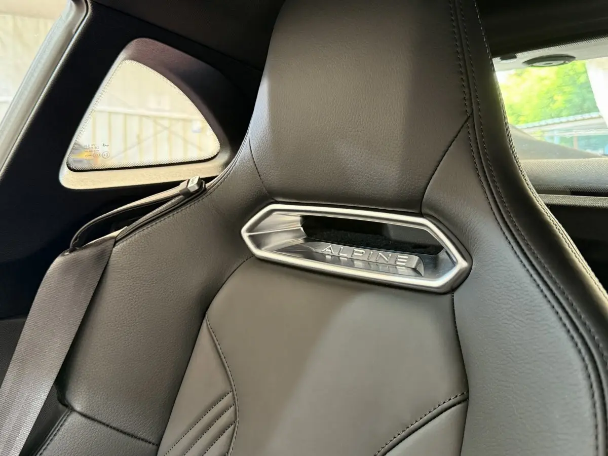 Gros plan sur l'appui-tête en cuir noir avec logo Alpine à l'arrière d'un siège de l'Alpine A110 Legende 2019.