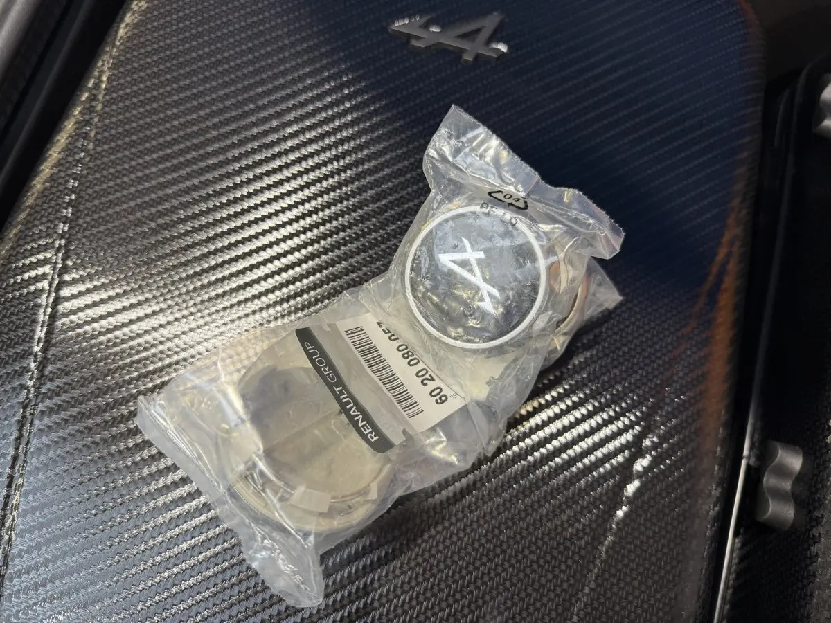 Gros plan sur un badge Alpine A sur un siège en carbone noir à l'intérieur d'une Alpine A110 Legende bleu 2019.