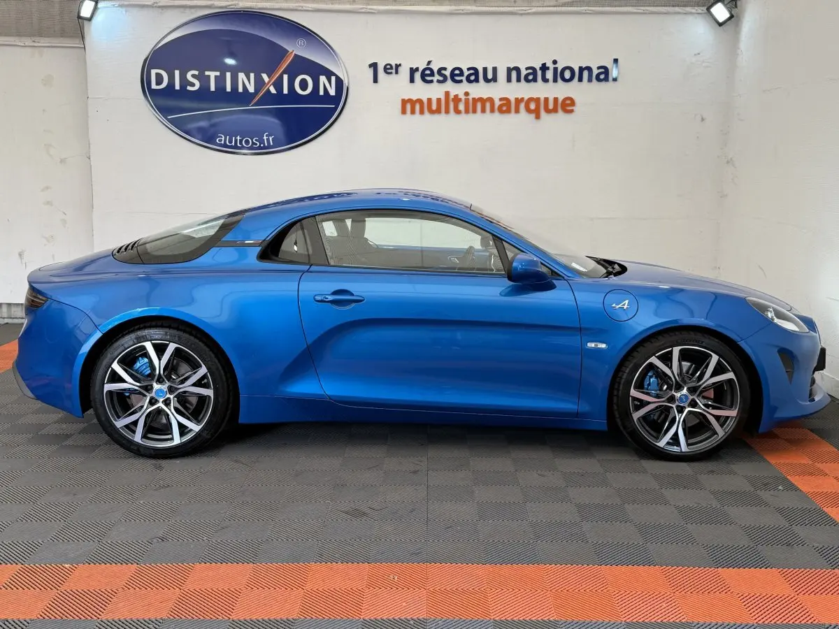 Profil droit d'une Alpine A110 Légende bleu 2019 avec jantes alliage et logo distinctif sur l'aile avant.