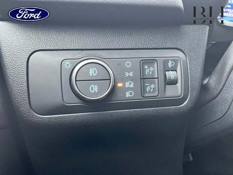 Gros plan sur les commandes d’éclairage intérieures du Ford Kuga 2023, avec réglages des phares et feux antibrouillard.