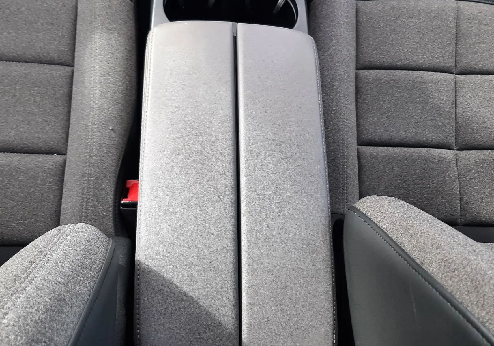 Vue plongeante sur l'accoudoir central gris entre les sièges tissu gris du Citroën C5 Aircross 2020.
