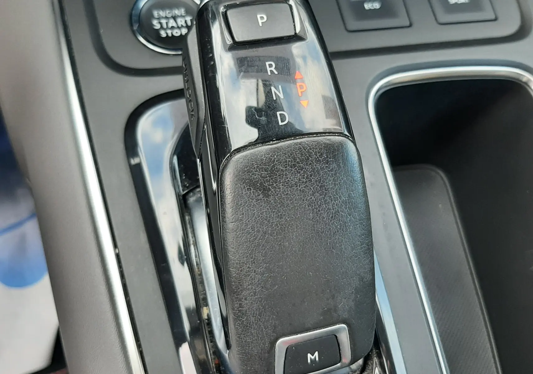 Le levier de vitesse automatique noir du Citroën C5 Aircross 2020 en gros plan avec boutons de mode et démarrage.