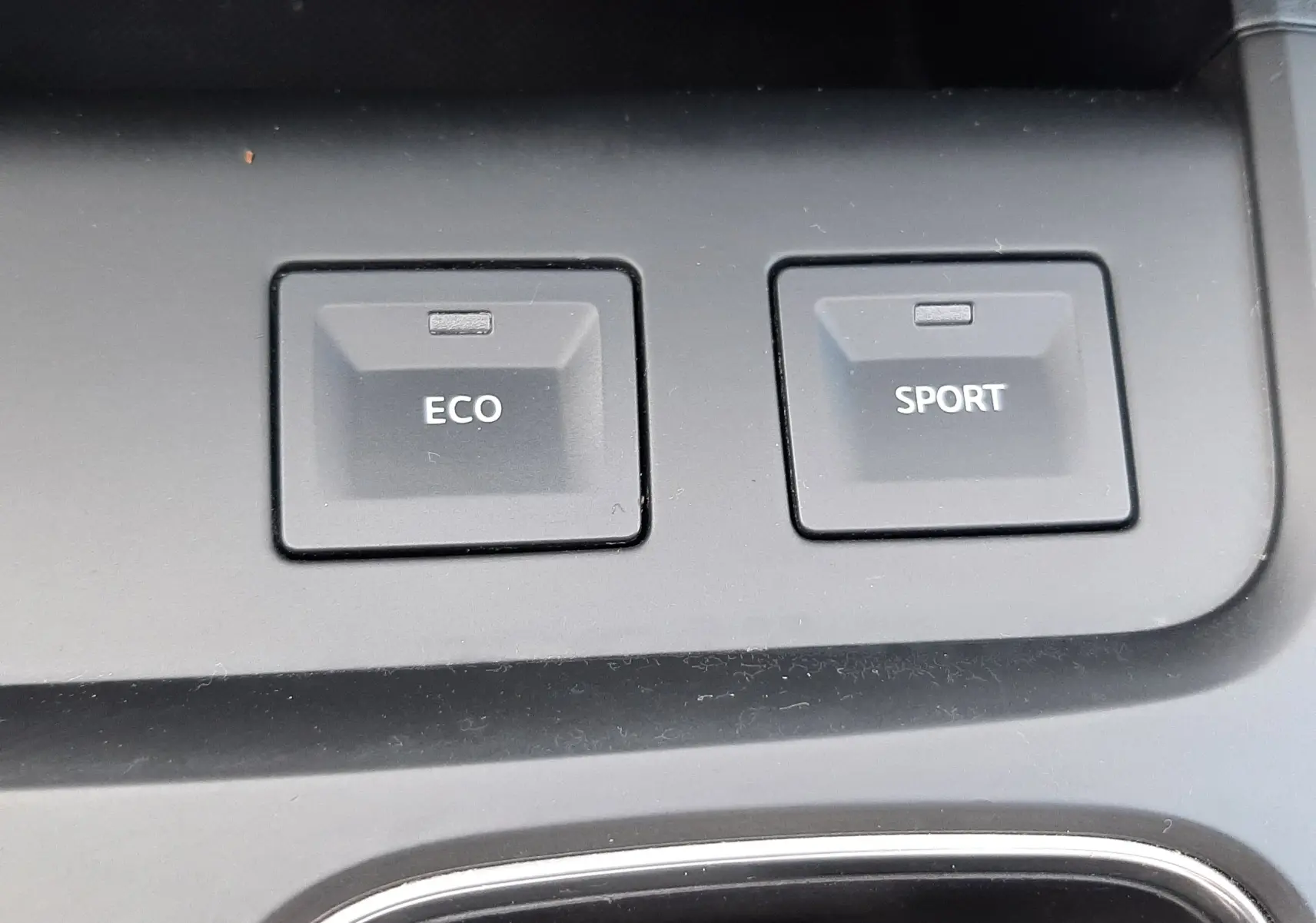 Gros plan sur les boutons de mode de conduite Eco et Sport du Citroën C5 Aircross noir, console centrale.