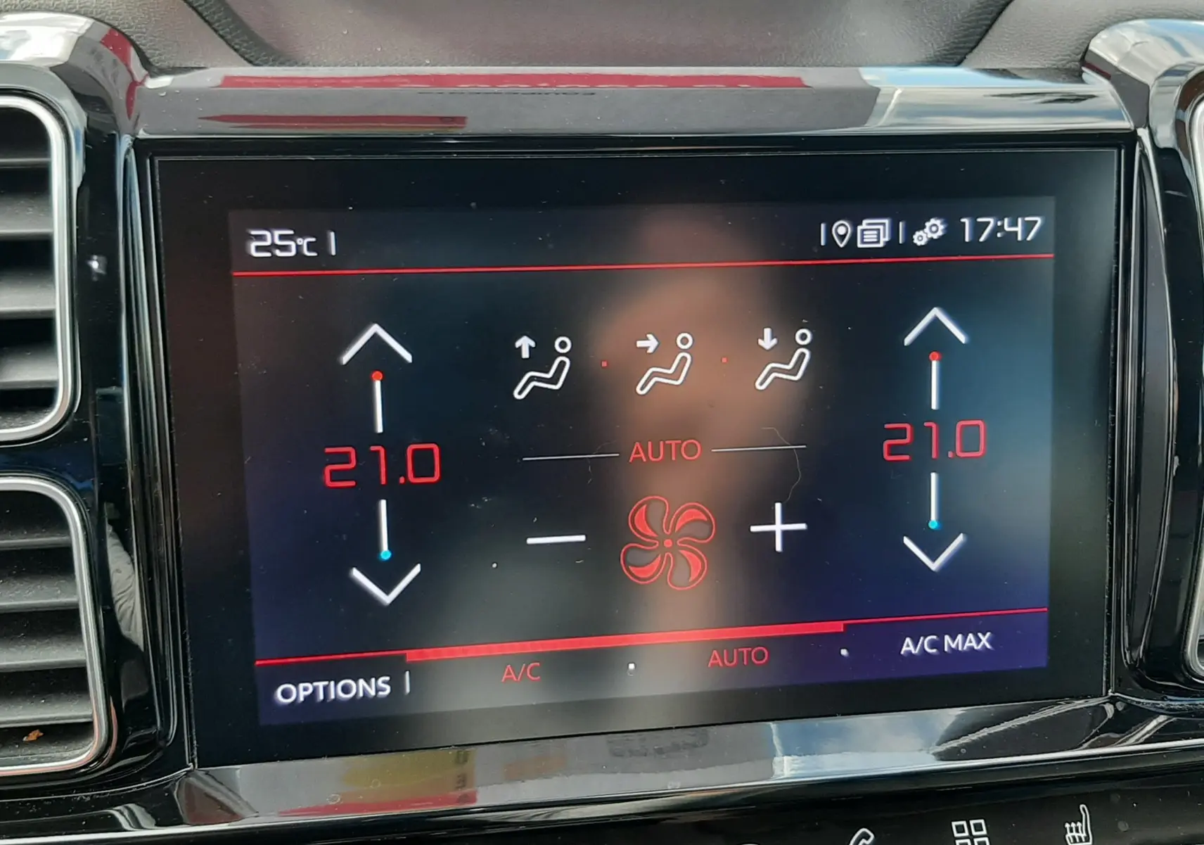 Écran tactile de la climatisation du Citroën C5 Aircross noir, affichant 21°C en mode automatique, vue de face rapprochée.