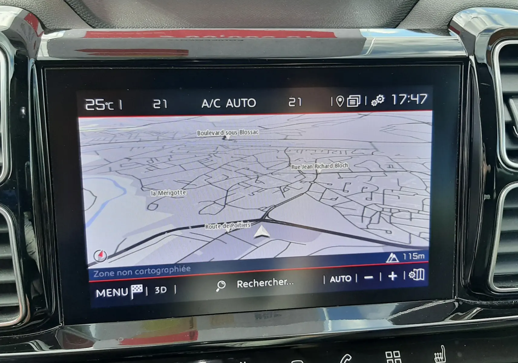 Écran tactile central du tableau de bord du Citroën C5 Aircross noir, affichant la navigation GPS en mode 3D.