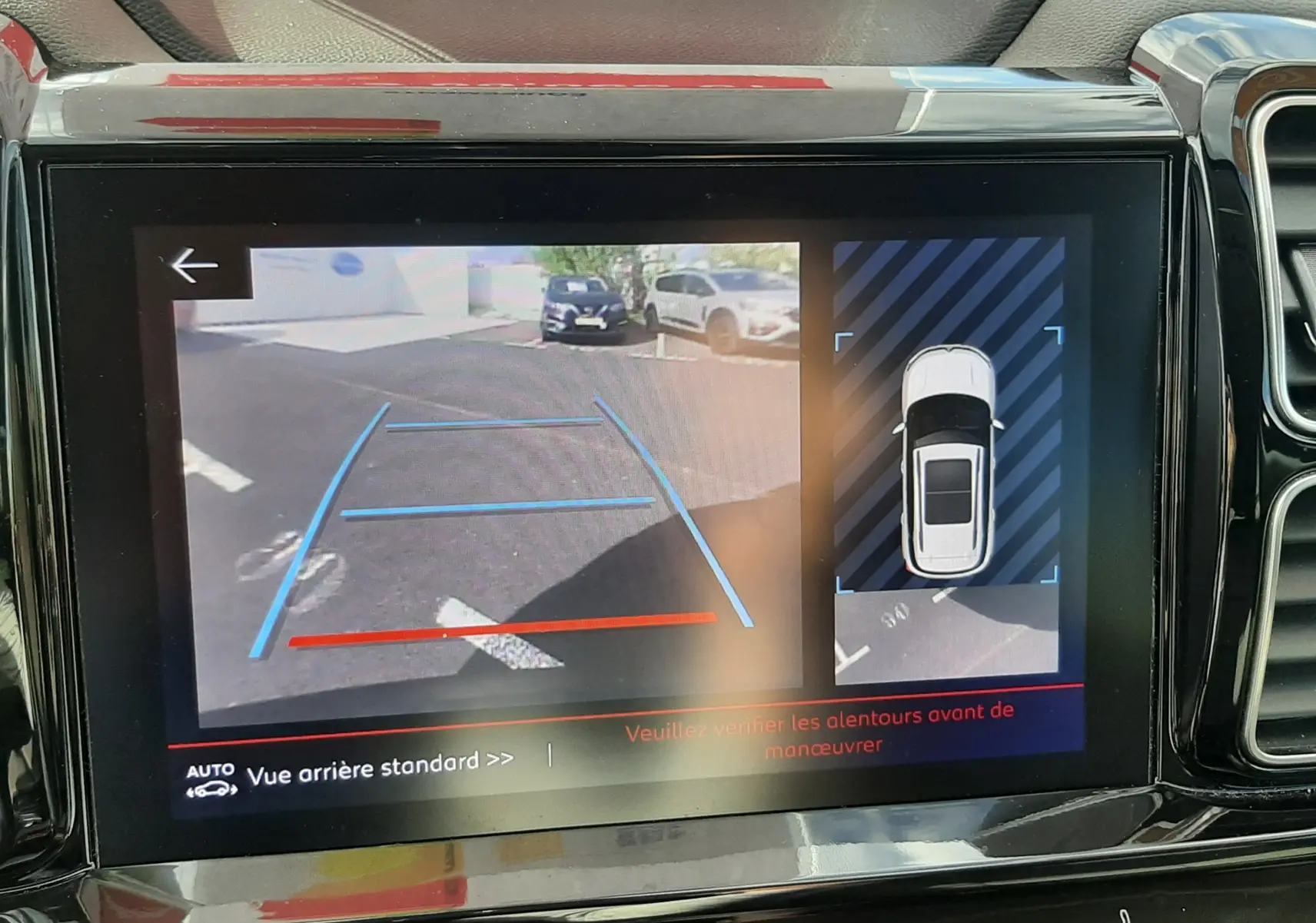 Écran intérieur du Citroën C5 Aircross noir montrant la caméra de recul et l'affichage 360° en vue arrière.