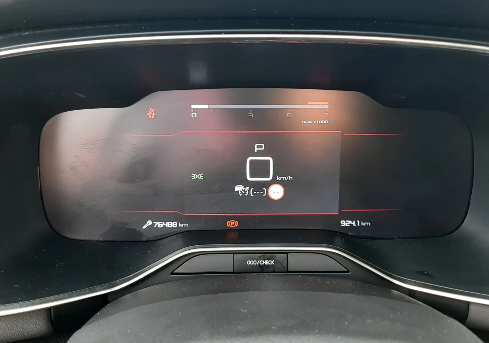Tableau de bord numérique du Citroën C5 Aircross noir, affichant la vitesse à 0 km/h et le régime moteur.