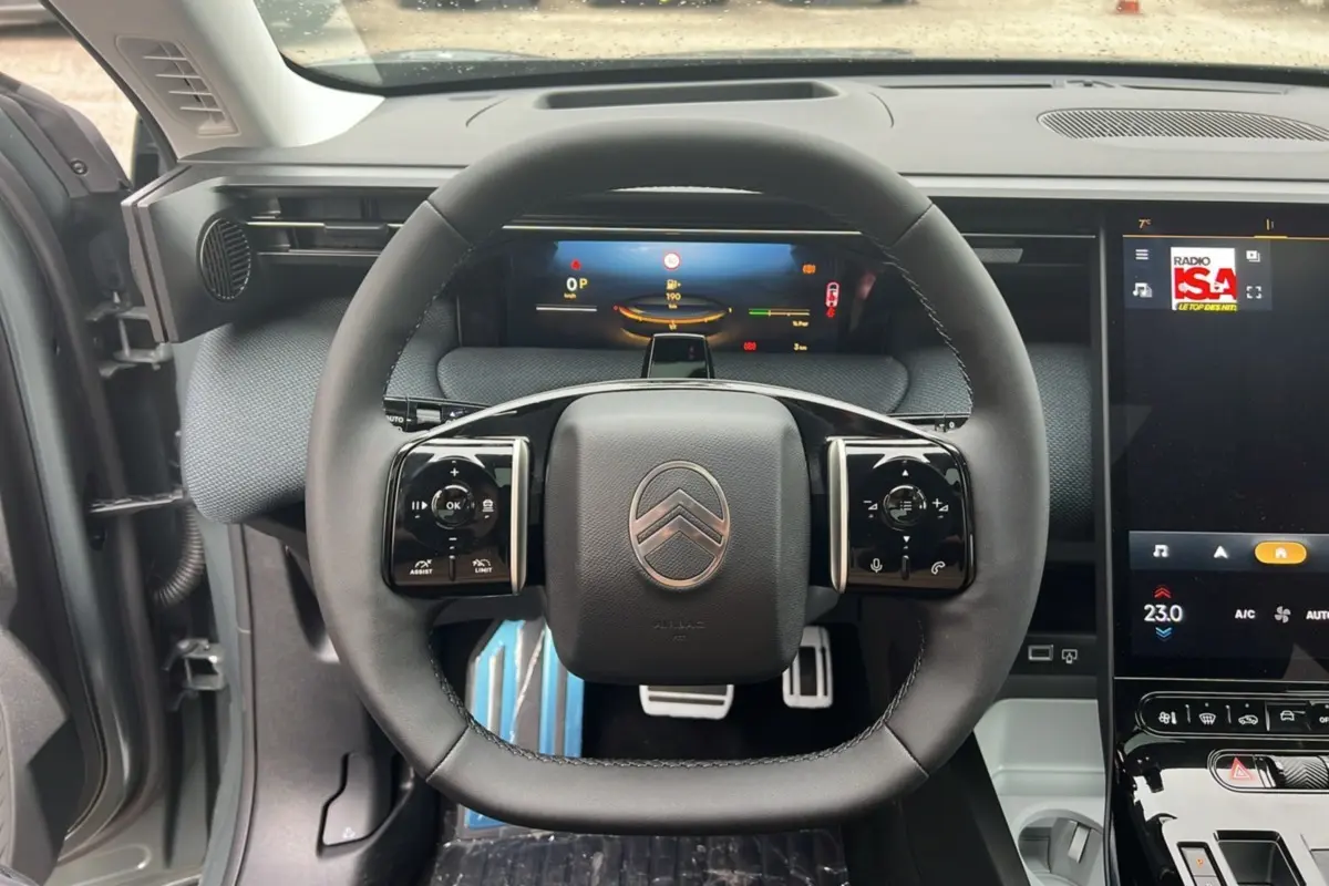 Vue intérieure centrée sur le volant cuir multifonctions du Citroën C5 Aircross New Hybrid 145 Max T.O 2026.