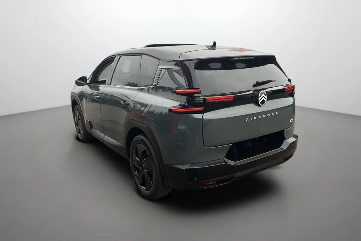 Vue 3/4 arrière gauche du Citroën C5 Aircross vert Astoria avec toit noir et feux arrière LED distinctifs.
