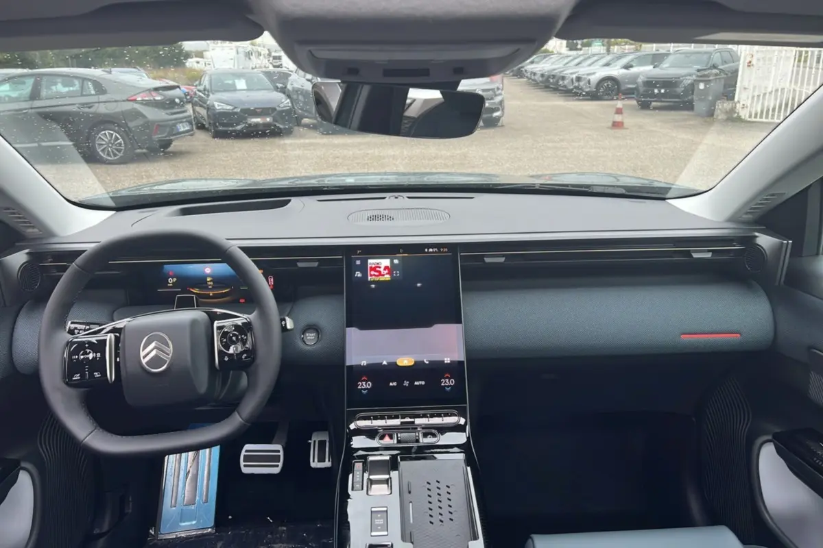 Vue intérieure frontale du tableau de bord du Citroën C5 Aircross New Hybrid 2026 avec écran tactile vertical et volant multifonctions.
