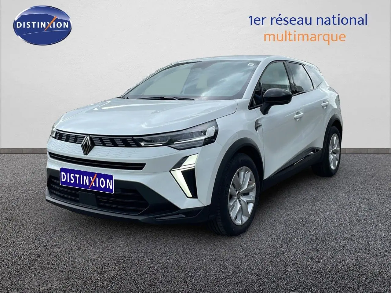 Renault Symbioz E-Tech blanc nacré, vue 3/4 avant droit, avec calandre moderne et feux LED distinctifs.