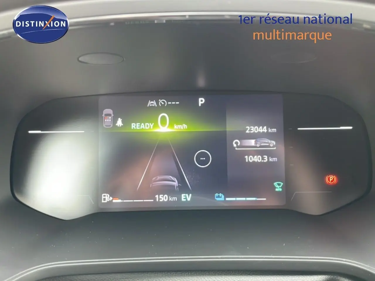 Tableau de bord numérique de la Renault Symbioz blanc nacré, affichant la vitesse à 0 km/h et l'autonomie électrique.