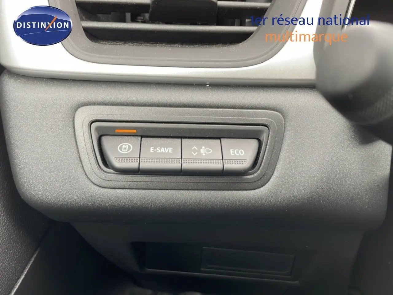 Gros plan sur les commandes E-SAVE et ECO du tableau de bord du Renault Symbioz blanc nacré 2025.