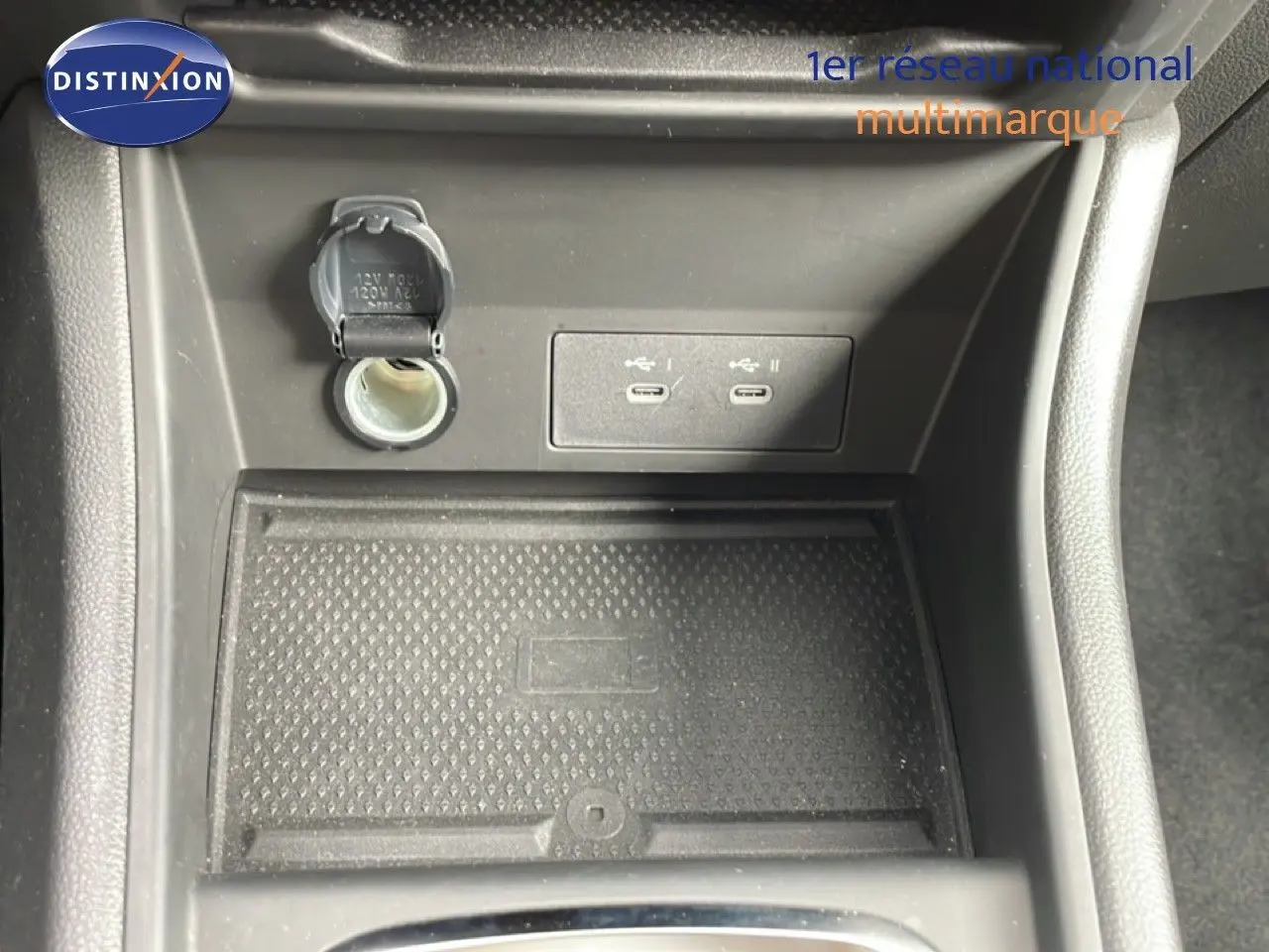 Vue rapprochée de la console centrale noire du Renault Symbioz 2025, montrant prises USB et prise 12V.
