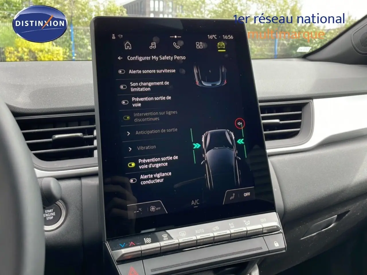 Vue intérieure centrée sur l'écran tactile du tableau de bord du Renault Symbioz blanc nacré, affichant les réglages d'assistance à la conduite.