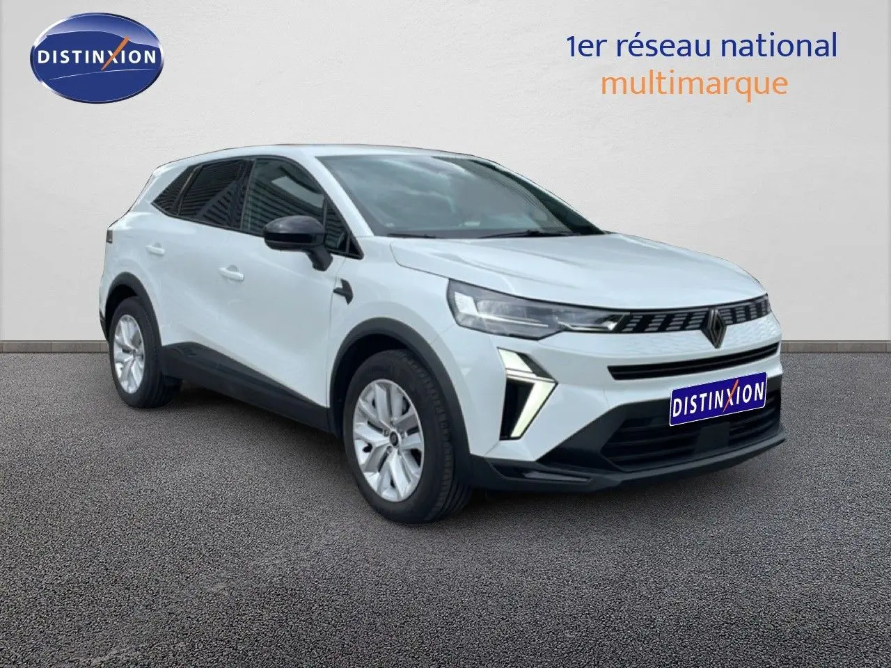 Renault Symbioz E-Tech blanc nacré, vue 3/4 avant droit, avec calandre moderne et optiques LED distinctives.