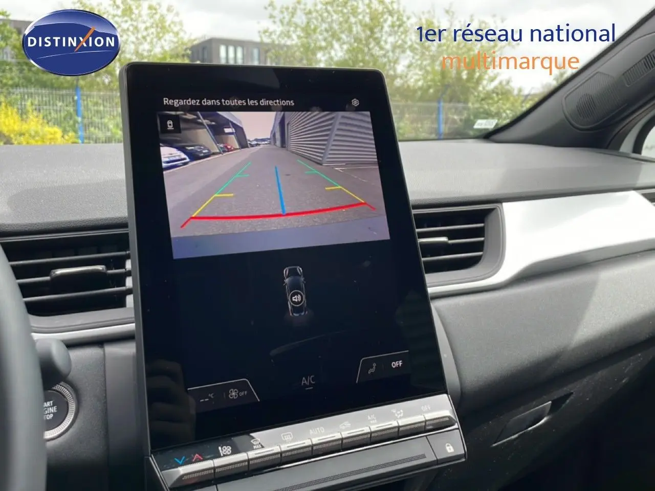 Vue rapprochée de l’écran central tactile affichant la caméra de recul dans l’habitacle clair d’une Renault Symbioz blanc nacré.