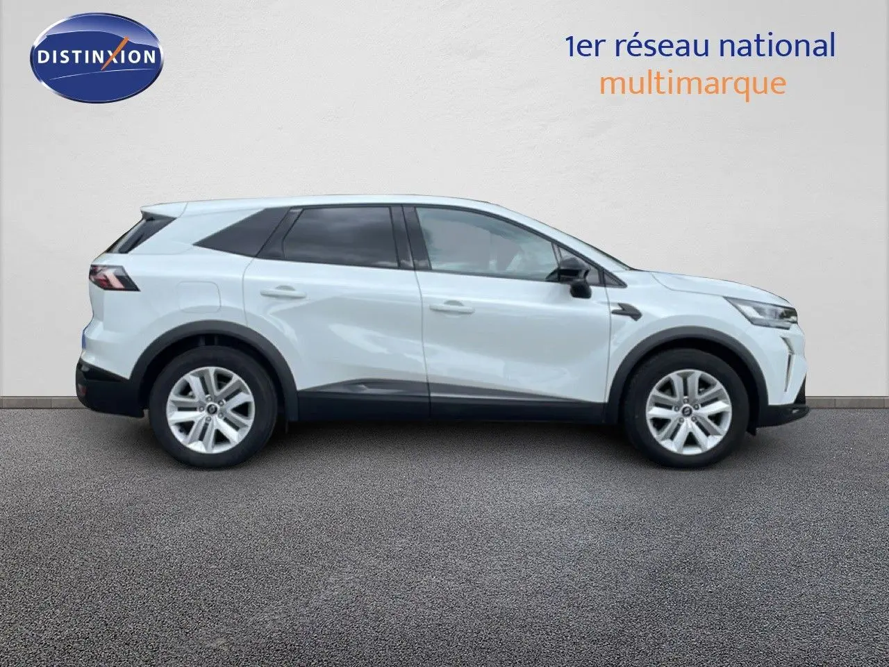 Profil droit du Renault Symbioz blanc nacré, SUV hybride 2025 avec jantes alliage et détails noirs contrastants.