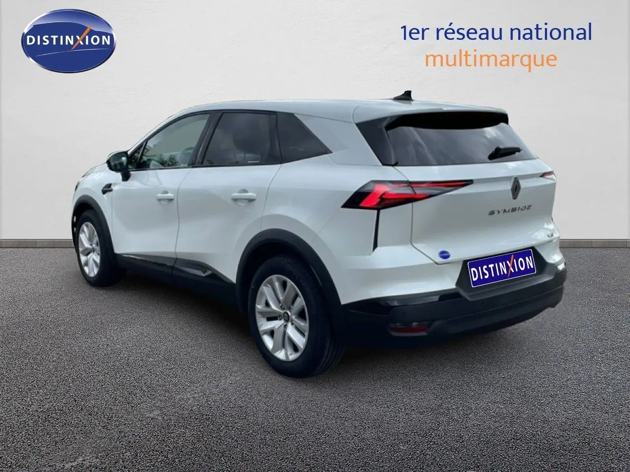 Vue 3/4 arrière droite du Renault Symbioz blanc nacré, soulignant ses feux arrière LED et son design moderne.
