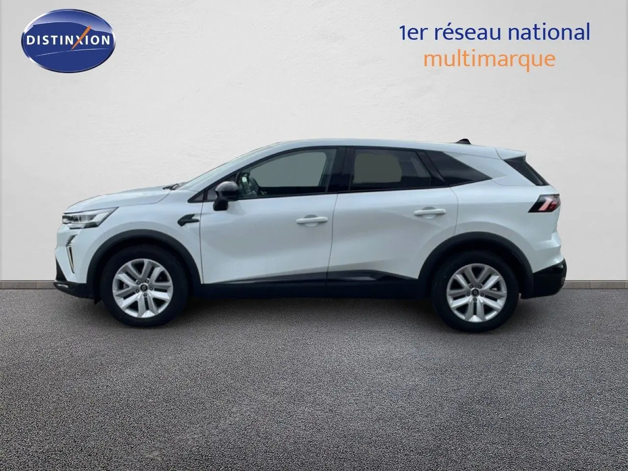 Profil droit d'un Renault Symbioz blanc nacré, SUV hybride 2025 avec jantes alliage et lignes épurées.