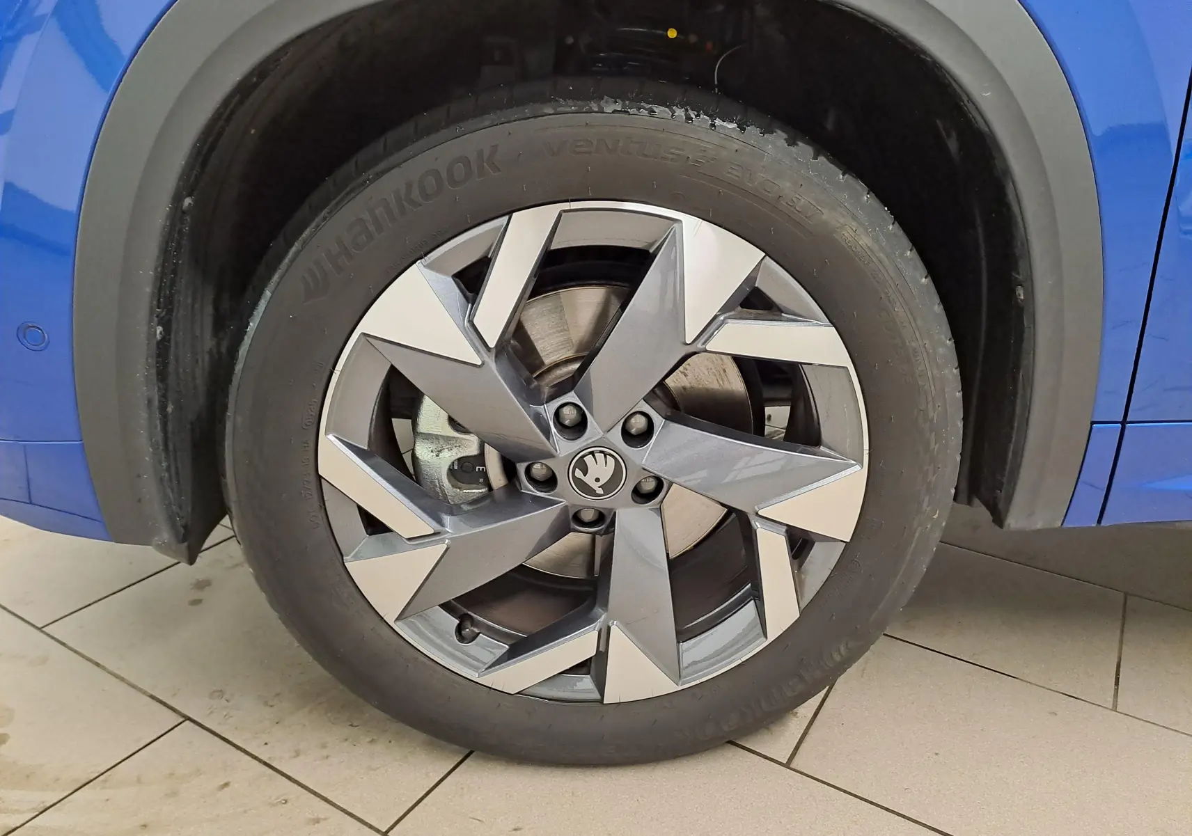 Gros plan sur la roue avant gauche du Skoda Kodiaq Bleu RS 2025 avec jante alliage au design géométrique.