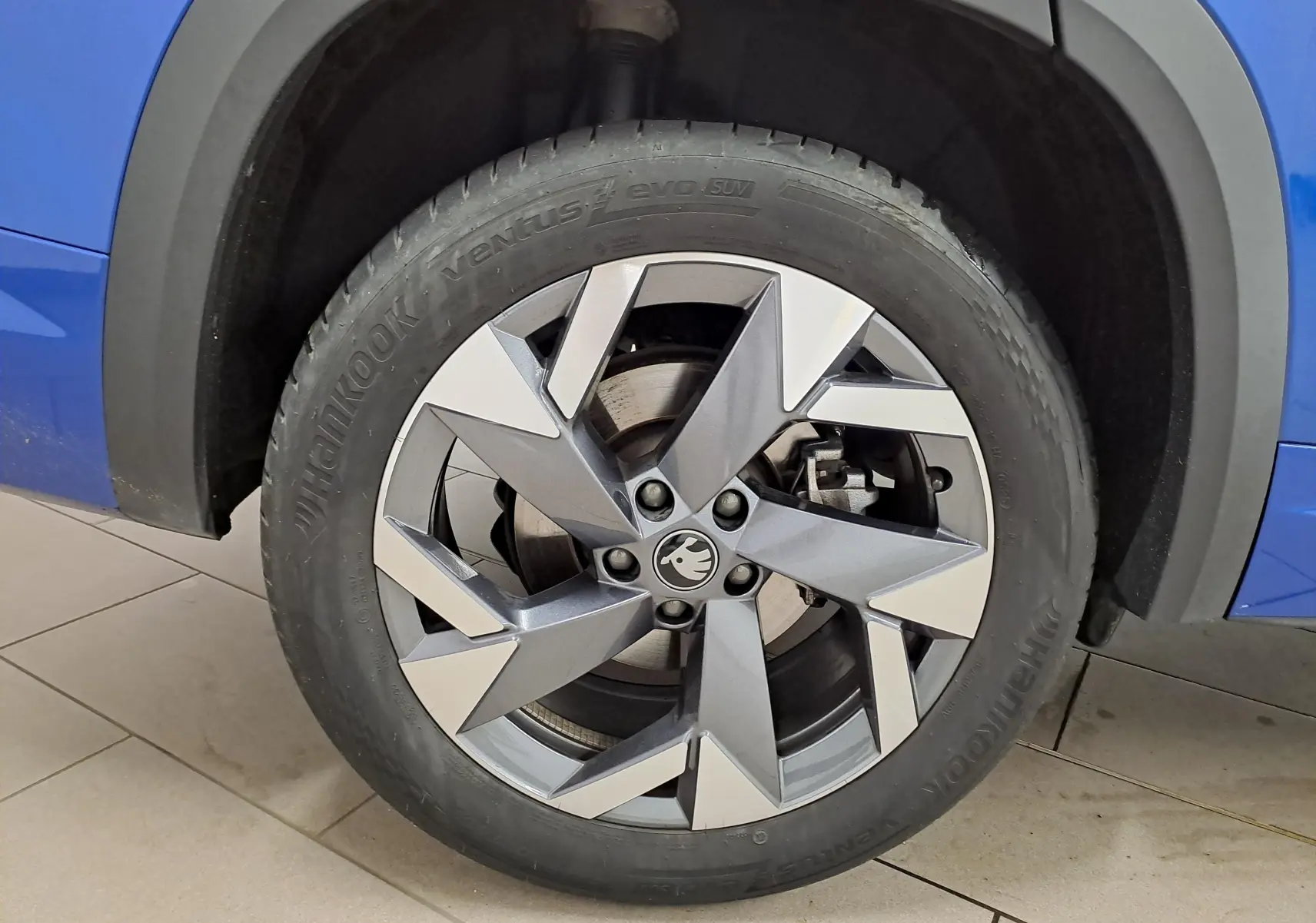 Gros plan sur la roue avant droite du Skoda Kodiaq Bleu RS 2025 avec jante alliage au design géométrique.