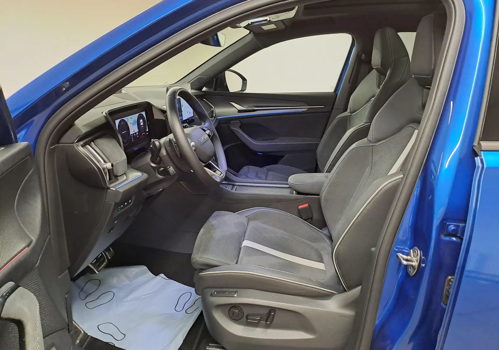 Intérieur côté conducteur du Skoda Kodiaq Bleu RS 2025, vue sur sièges sport et tableau de bord digital.