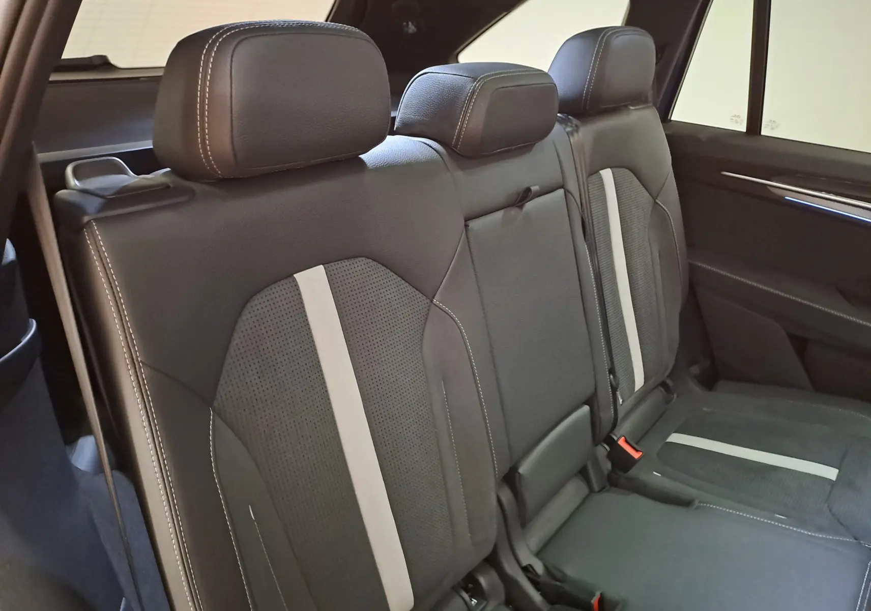Vue intérieure des sièges arrière en tissu noir avec bandes grises du Skoda Kodiaq 2025 version Sportline.