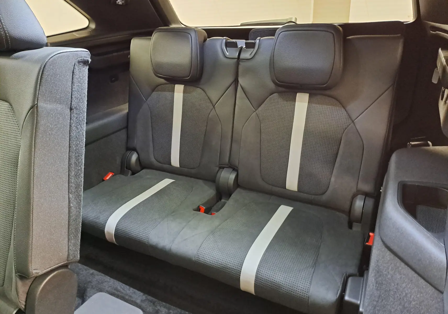 Vue intérieure sur la troisième rangée de sièges en cuir noir avec bandes grises du Skoda Kodiaq Bleu RS 2025.