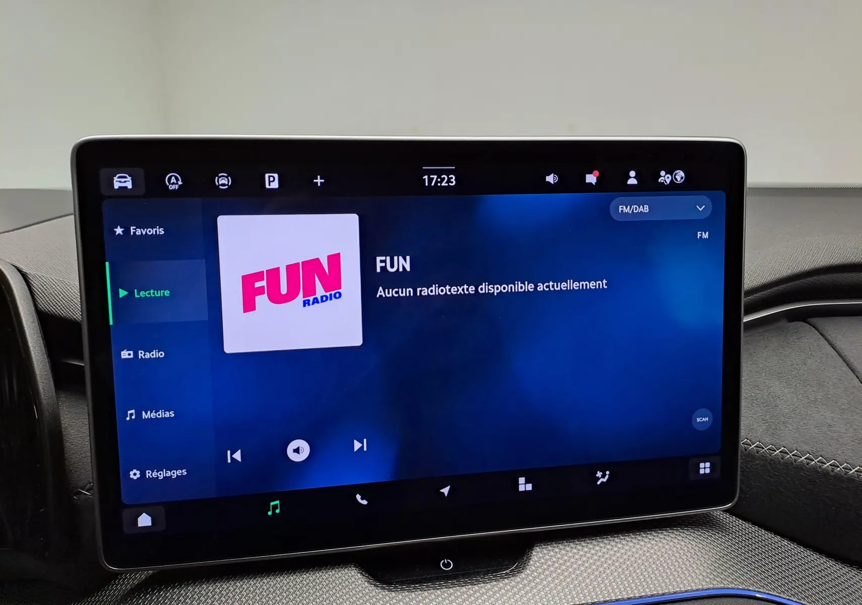 Écran tactile central du Skoda Kodiaq 2025 affichant la radio FUN, avec tableau de bord en tissu gris et surpiqûres.