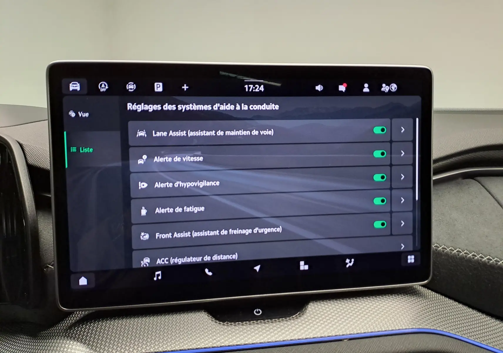 Écran tactile central du Skoda Kodiaq 2025 affichant les réglages des aides à la conduite, intérieur avec finition Sportline.