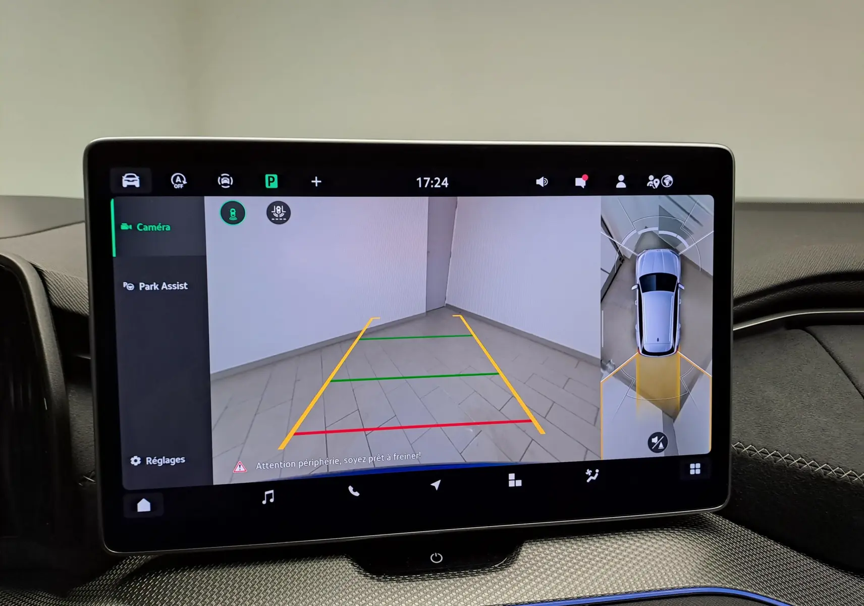 Écran tactile du Skoda Kodiaq Bleu RS 2025 montrant la caméra 360° et l’assistance au stationnement en vue intérieure.