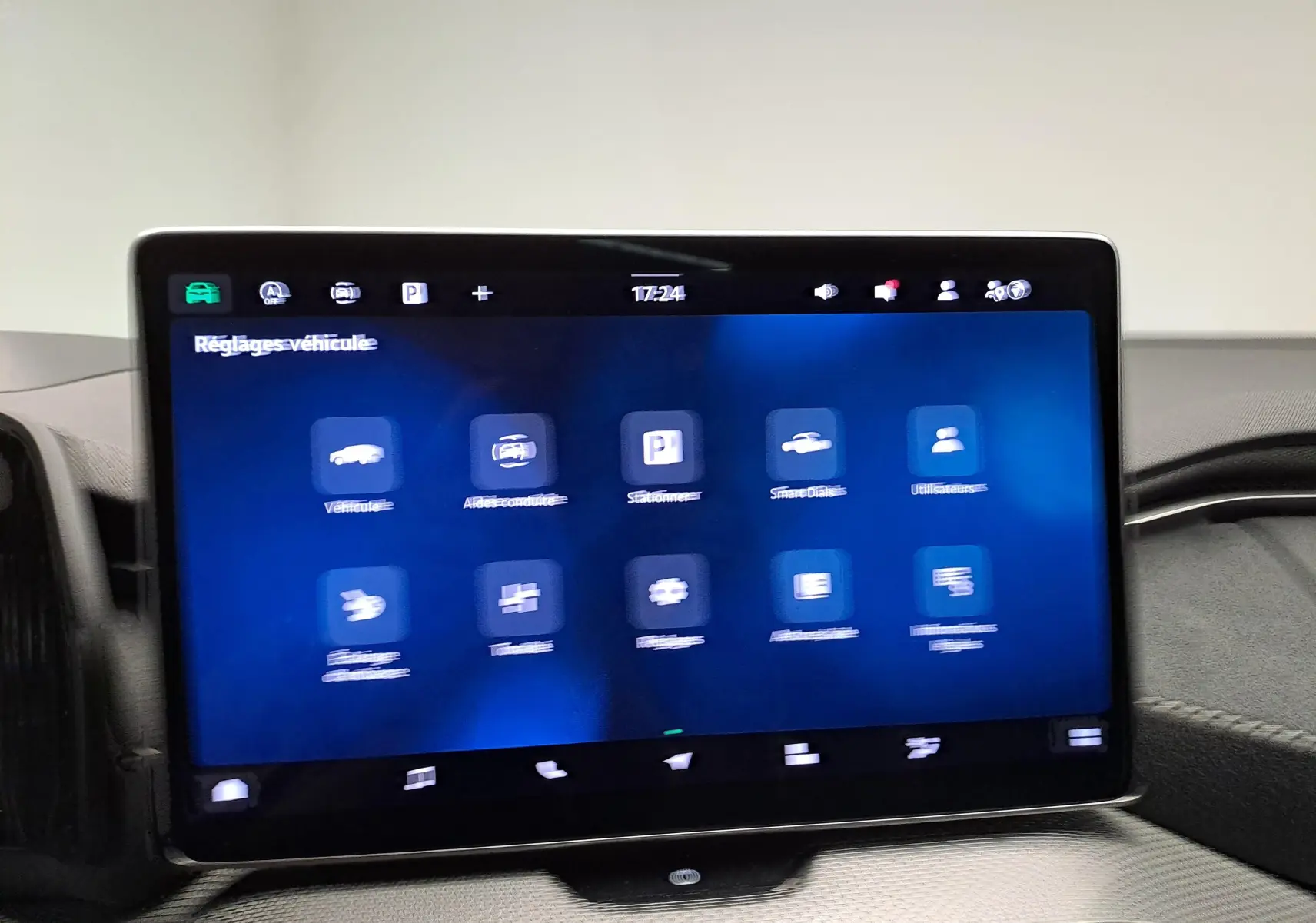 Écran tactile central du Skoda Kodiaq 2025 affichant les réglages véhicule dans un intérieur moderne.