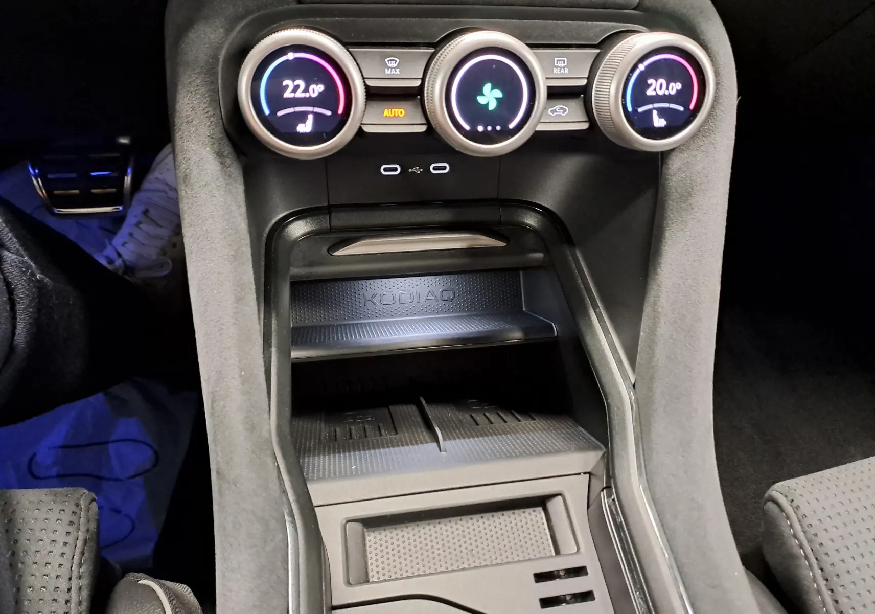Vue rapprochée du tableau de bord central du Skoda Kodiaq 2025, avec commandes climatisation et rangement marqué KODIAQ.