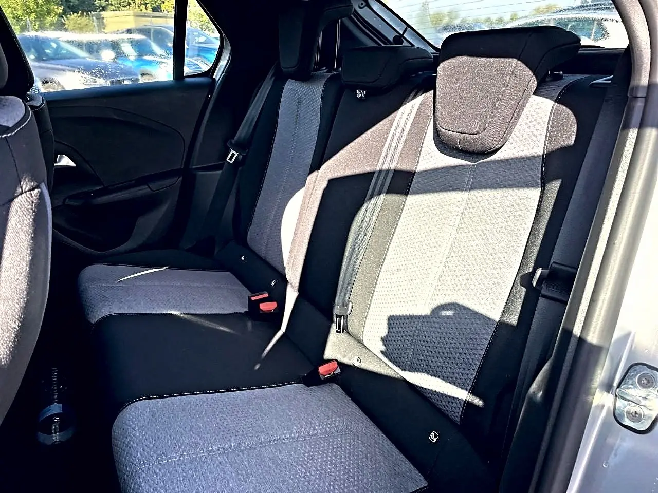 Vue intérieure côté droit sur la banquette arrière grise et noire de l'Opel Corsa 2025 avec appuie-têtes intégrés.