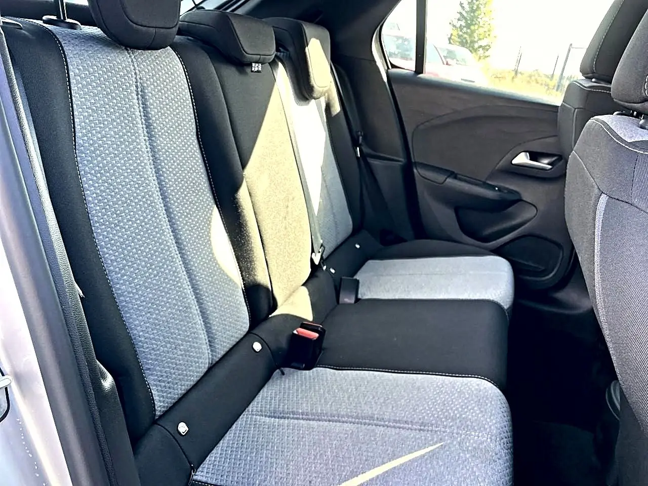 Vue intérieure arrière côté droit de la banquette tissu bicolore gris et noir de l’Opel Corsa 2025.