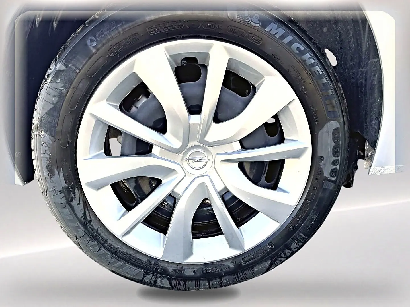 Gros plan sur la roue avant droite de l’Opel Corsa gris 2025 avec enjoliveur argenté et pneu Michelin.