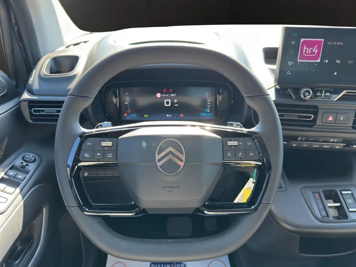 Vue rapprochée du volant cuir multifonctions et du tableau de bord numérique du Citroën Berlingo noir 2026.