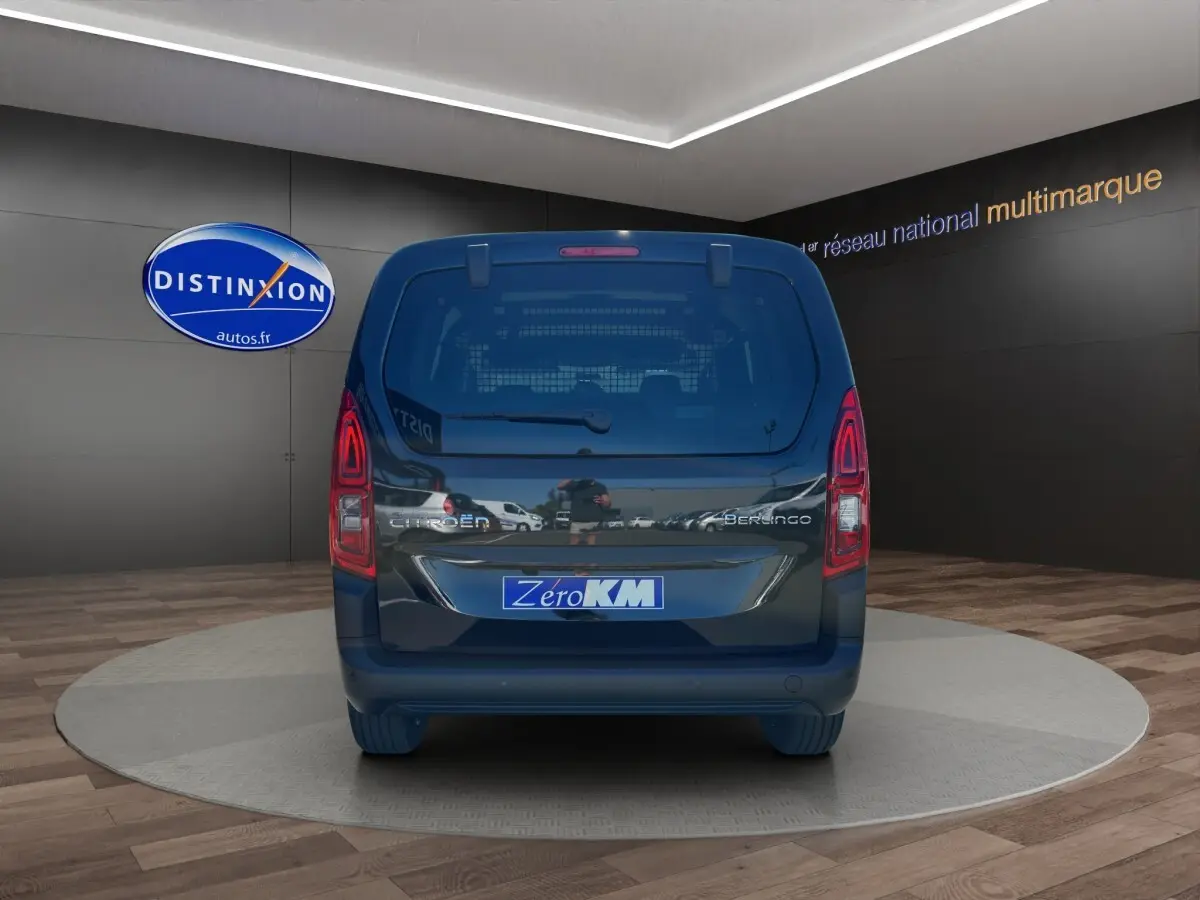 Vue arrière d'un Citroën Berlingo noir 2026, avec feux arrière LED et logo distinctif sur porte arrière.