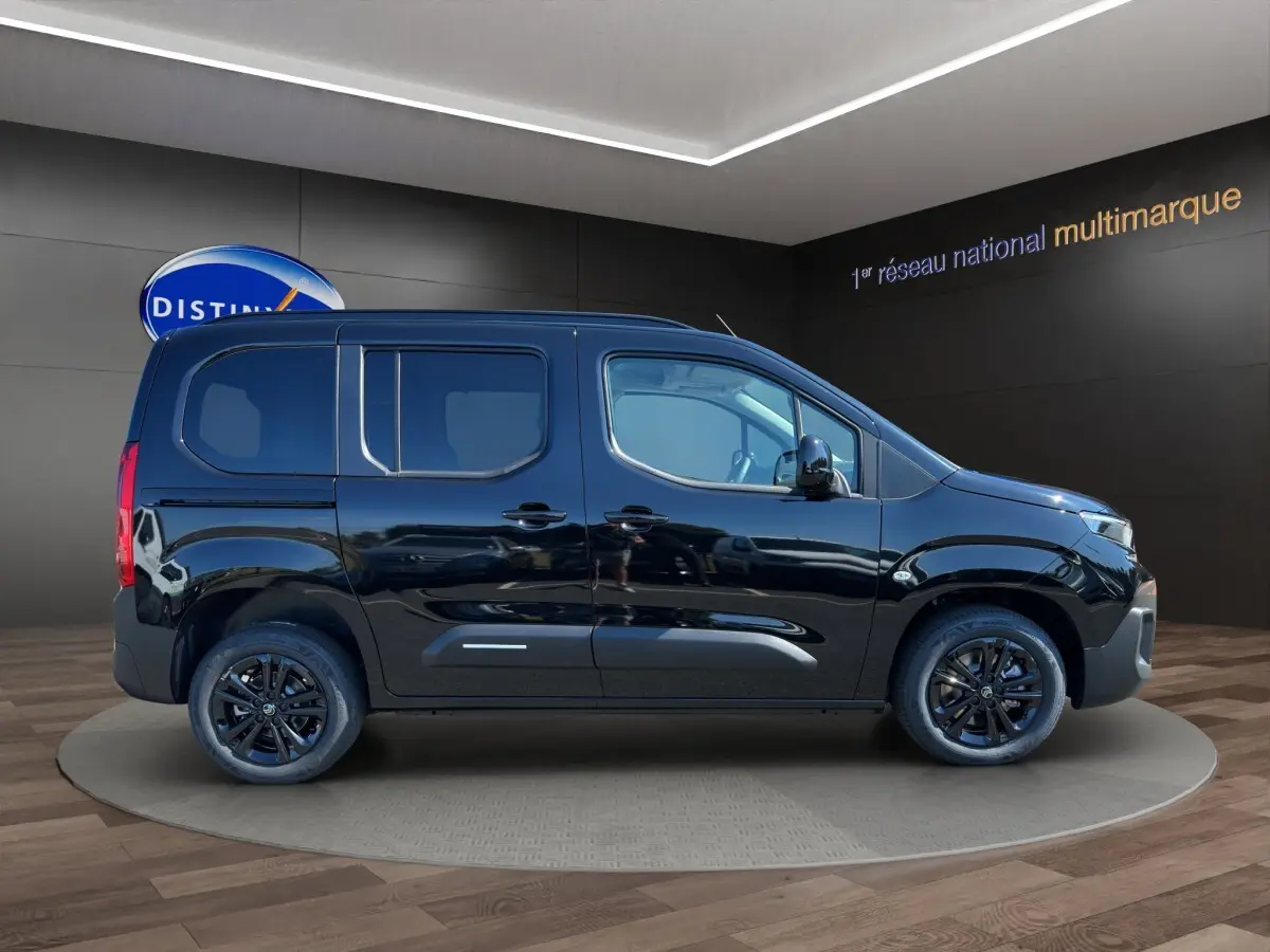 Profil droit du Citroën Berlingo noir 2026 avec jantes noires et vitres arrière teintées en showroom.
